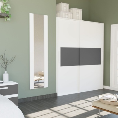 Guarda-roupa branco com faixa preta e espelho na parede verde