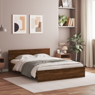 Quarto com cama de madeira escura, roupa de cama branca e cinza e decoração moderna