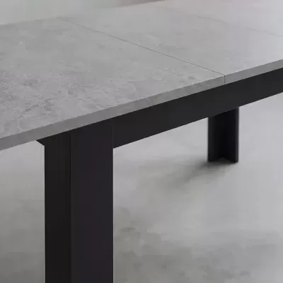 Mesa com tampo cinzento e pernas pretas