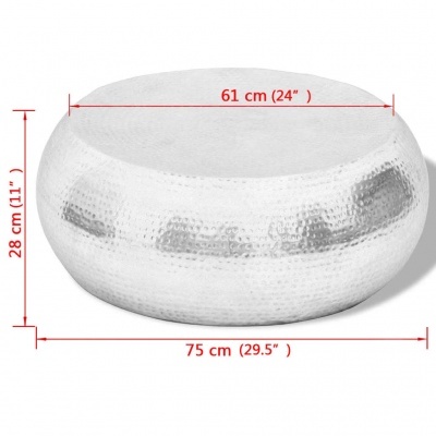 Mesa de centro redonda de metal prateado com superfície martelada e medidas