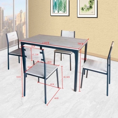 Conjunto de mesa de jantar metálica com tampo e cadeiras de madeira cinzenta num ambiente interior