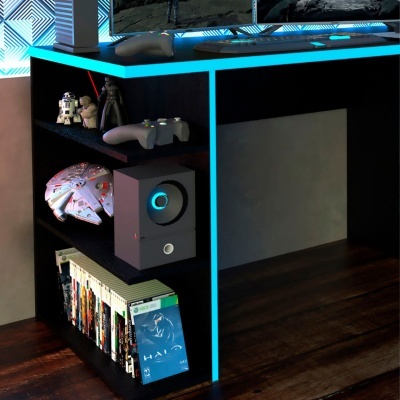 Prateleira preta de canto com luzes LED azuis e figuras de ação Star Wars com jogos e acessórios de videojogos