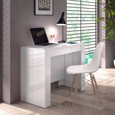 Mesa de escritório branca com cadeira, computador portátil e candeeiro perto de janela com persianas