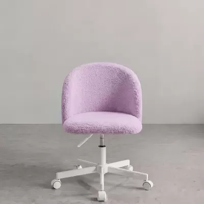 Cadeira de escritório lilás com base branca e rodas