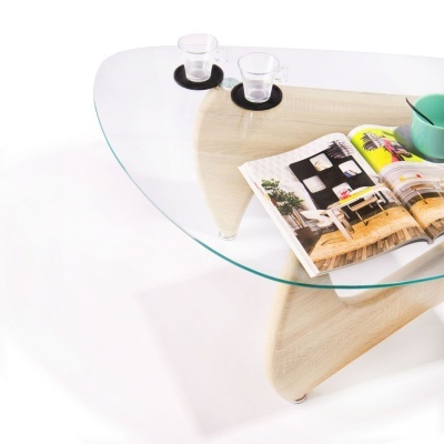 Mesa de centro vidro com base de madeira, taças pequenas, livro aberto e recipiente verde