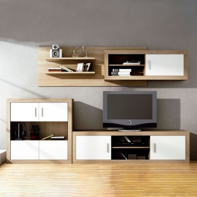 Móvel de sala de estar modular em madeira clara com portas brancas e TV preta