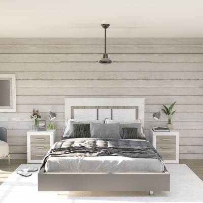 Quarto com cama cinza e cabeceira branca, mesas de cabeceira cinza, planta verde e paredes de madeira clara