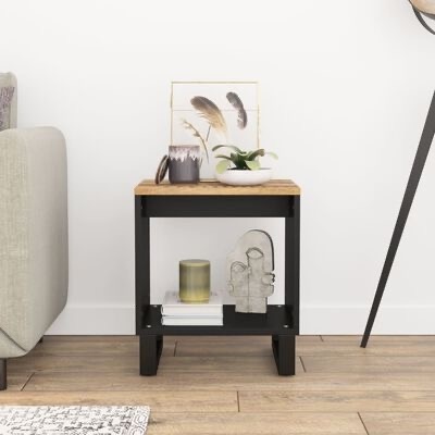 Mesa de cabeceira em madeira clara e preta com decoração e parede branca