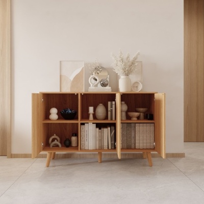 aparador de madeira com livros e objetos decorativos