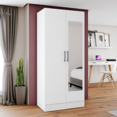 Armário branco de duas portas com espelho numa decoração de quarto moderna