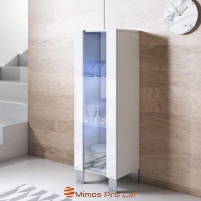 Armário estreito branco com portas de vidro e itens de cozinha guardados, contra parede de madeira clara