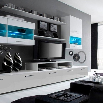 Sala de estar moderna com móvel de televisão branco e portas com vidro azul