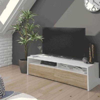 Móvel baixo para TV em madeira clara e branco com plantas e relógio na parede cinza