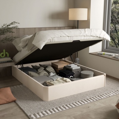 Cama com caixa de arrumação aberta e roupa organizada no interior num quarto moderno