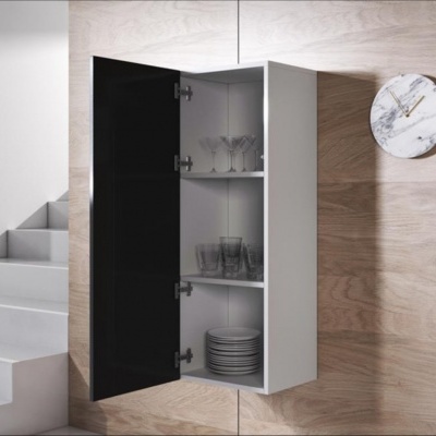 Armário de parede com porta preta e interior branco, copos, taças e pratos, em parede de madeira clara junto a escada e relógio