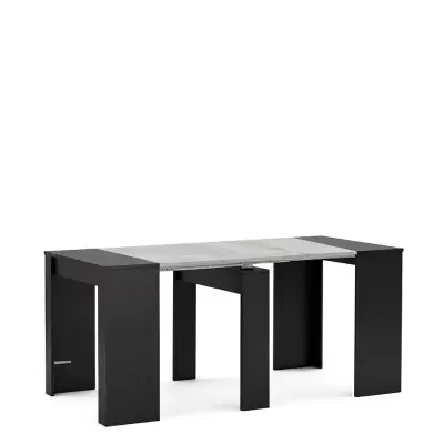 Mesa extensível cinza claro e preta com pernas retas sobre fundo branco