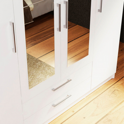 Roupeiro branco com portas espelhadas e gavetas, em ambiente com chão em madeira