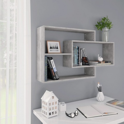 Estante de parede cinza claro com livros e objetos decorativos em ambiente de escritório minimalista