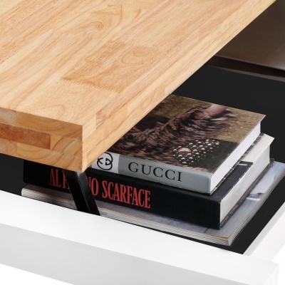 Mesa com tampo de madeira clara e base branca, livros GUCCI e ALEX NO SCARFACE