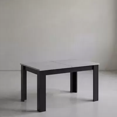 Mesa de jantar retangular com tampo cinza claro e pernas pretas