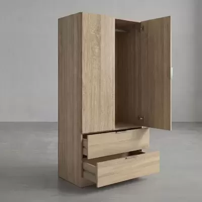 Guarda-roupa de madeira clara com portas e gavetas abertas sobre chão cinzento