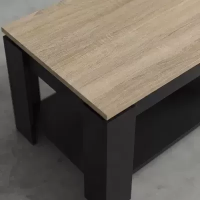 Mesa de centro com tampo de madeira clara e estrutura preta sobre chão cinzento