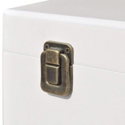 Fecho metálico envelhecido numa caixa branca