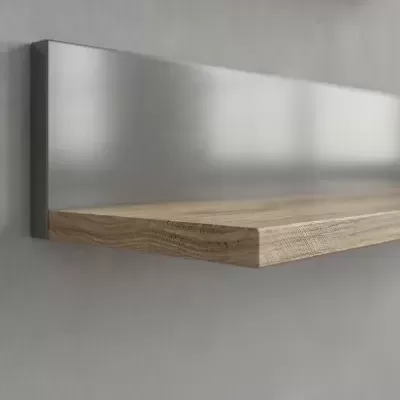 Prateleira de madeira clara com base metálica cinzenta montada na parede