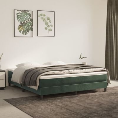 Cama estofada verde com roupa de cama branca, manta cinzenta e decoração minimalista no quarto