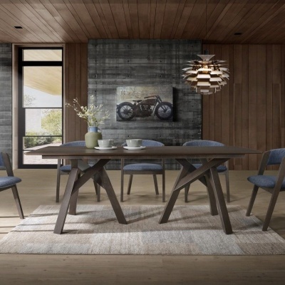 Mesa de jantar em madeira escura com cadeiras cinza azulado num ambiente moderno e acolhedor