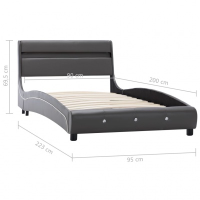 Cama cinza escuro estofada com cabeceira almofadada e ripas de suporte, medidas indicadas
