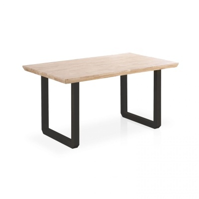 Mesa retangular com tampo em madeira clara e pernas metálicas pretas.