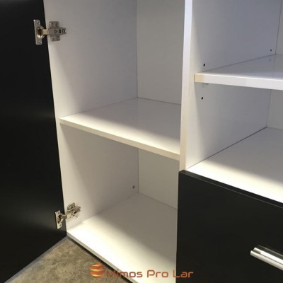 Armário preto e branco com prateleiras interiores e gaveta