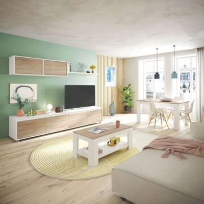 Sala de estar com móveis modernos em madeira clara e branco, sofá bege, tapete amarelo e mesa de jantar com cadeiras