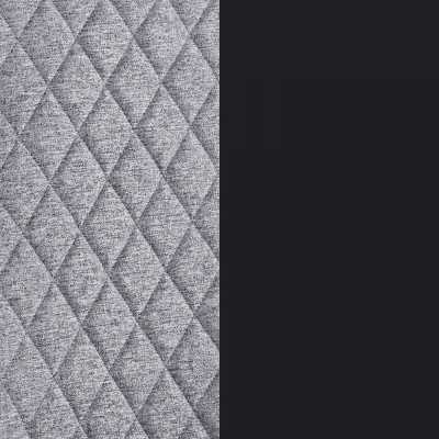 Tecido acolchoado cinza com padrão de losangos ao lado de superfície preta