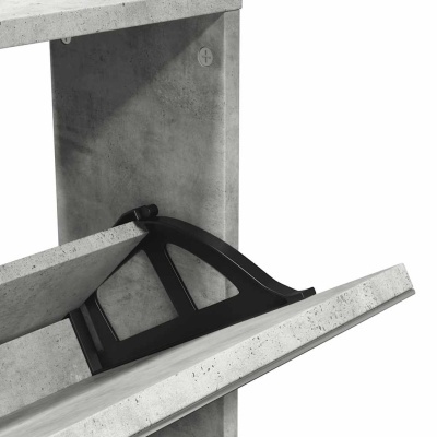 Mecanismo articulado preto em estrutura de concreto com placa inclinada