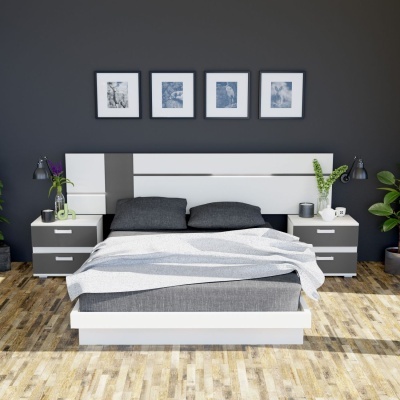 Quarto com cama de casal, mesas de cabeceira, candeeiros e decoração moderna