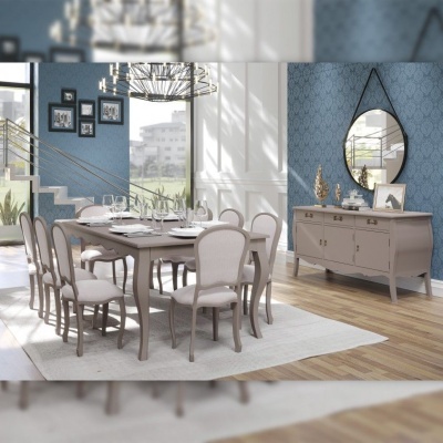 Sala de jantar com mesa cinzenta, cadeiras estofadas, aparador e espelho oval