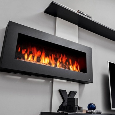 Lareira eletrónica embutida na parede com fogo artificial e decoração próxima