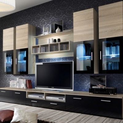 Móvel de sala com madeira clara e portas pretas brilhantes, TV e prateleiras com livros e eletrónicos