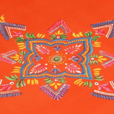 Pano laranja com padrão florido e geométrico colorido