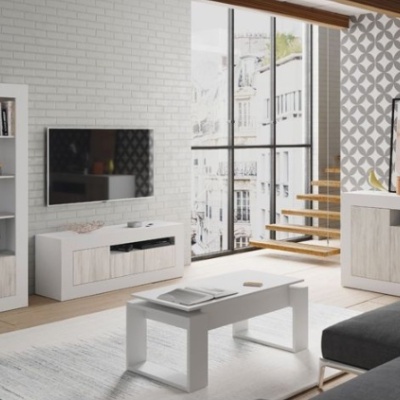 Sala de estar moderna com móveis brancos e madeira clara, sofá cinza e parede com padrão geométrico.