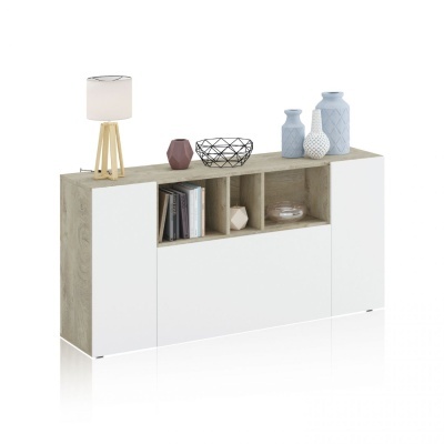 Aparador madeira clara com portas brancas, nichos com livros e decoração, candeeiro madeira com cúpula branca em cima.