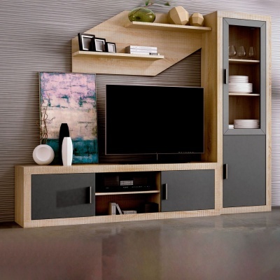 Móvel de sala em madeira clara e cinzento escuro com televisão e decoração