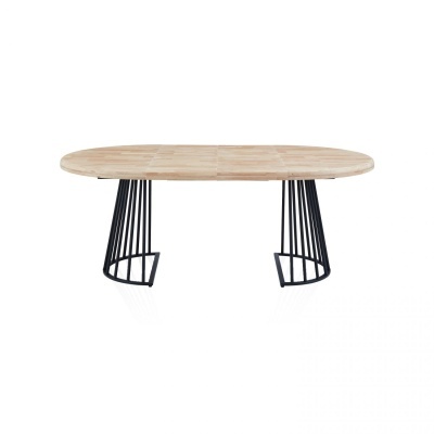 Mesa de jantar oval com tampo de madeira clara e base metálica preta