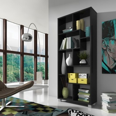 Estante preta com objetos decorativos numa sala moderna com janelas grandes e cadeira marrom.