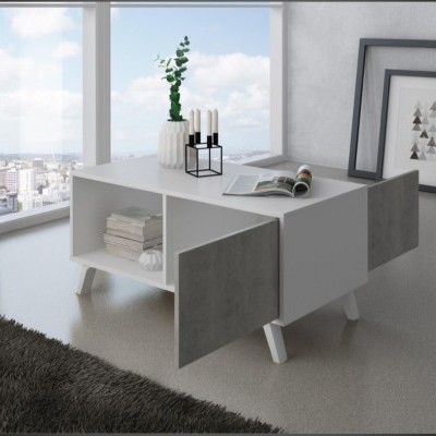 Mesa de centro branca com portas cinza e decoração, em sala com vista urbana