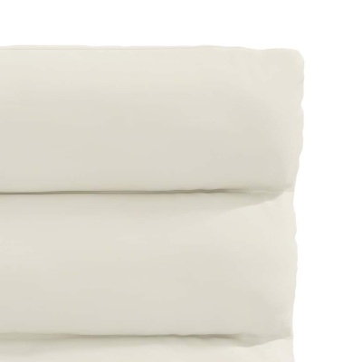 Almofadas estofadas crem claras empilhadas, fundo branco