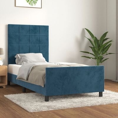 Cama individual azul estofada com roupa de cama cinza, mesa de cabeceira, planta e tapete cinza