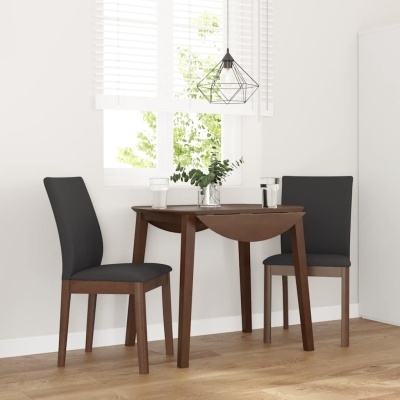 Conjunto de mesa de jantar em madeira escura com duas cadeiras pretas estofadas, em sala iluminada junto a janela com persiana branca.